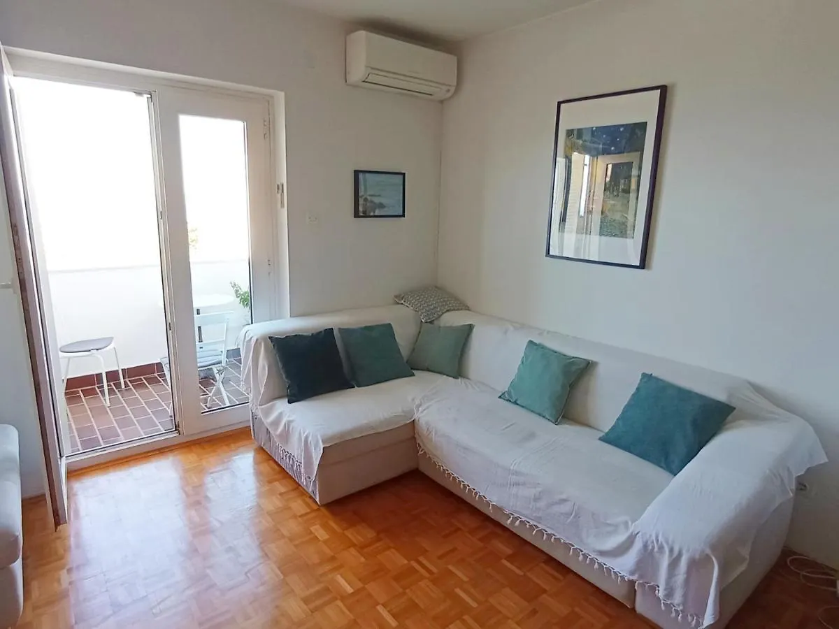 Small Cosy Apartment In Novi Vinodolski